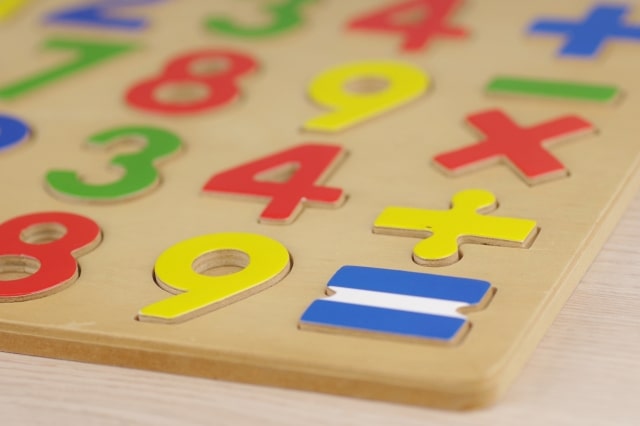 文字や数字が学べるパズル